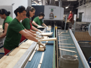 Pracownik zakładu przetwórstwa trawy