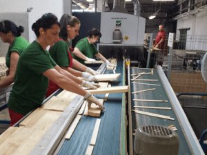 Pracownik zakładu przetwórstwa trawy