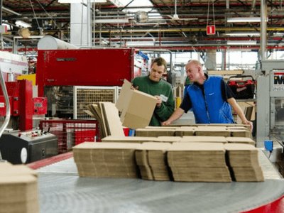 Rabotnik produkcii kartonnyh upakovok teeal