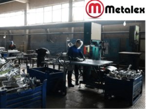 Pracownik w zakładzie METALAKS