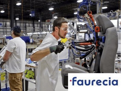 Рабочий на производстве. Faurecia в Польшу