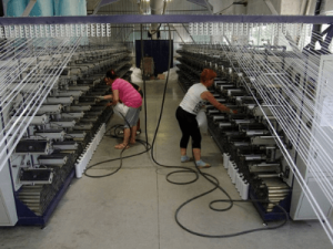 praca przy produkcji przędzy w Polsce