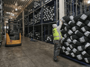 Работник склада автомобильных шин, Oponeo