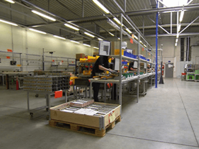 Работник на комплектациии элементов и соединений к батареям, Herz