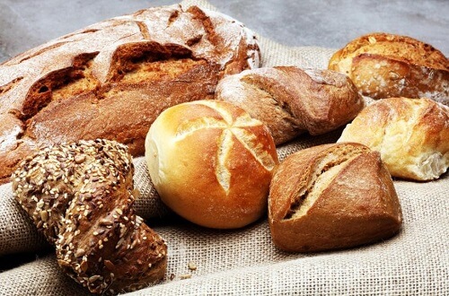 работник пекарни KAJZERKA