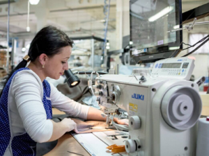 Szycie (maski i tapicerka meblowa), praca KLER w Polsce