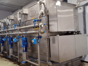 Mycie i dezynfekcja pojemników do transportu mięsa FARMUTIL