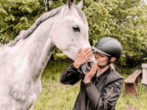 Работник спортивного комплекса под Варшавой (конюх)