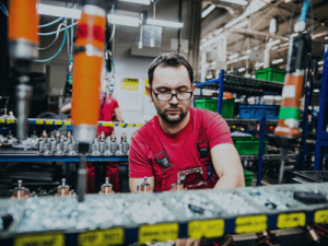 Pracownik produkcji do naprawy części samochodowych, BORG AUTOMOTIVE