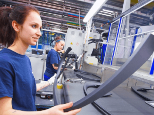 Монтаж, контроль качества и упаковка элементов для автомобилей, SCHNEIDER