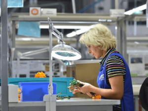 Рабочие - сборщики разъемов и кабелей для автомобилей