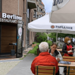 Работник в придорожном ресторане Германия