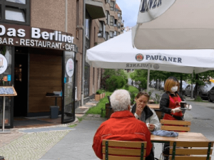 Работник в придорожном ресторане Германия