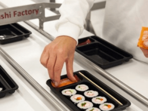 Pakowacz w magazynie sushi, Sushi Factory