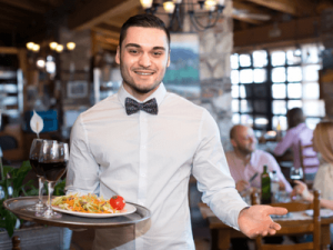 Kelner, w hotelach dużych sieci hotelowych w Holandii