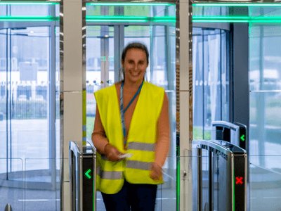 Работник склада в Michael Kors