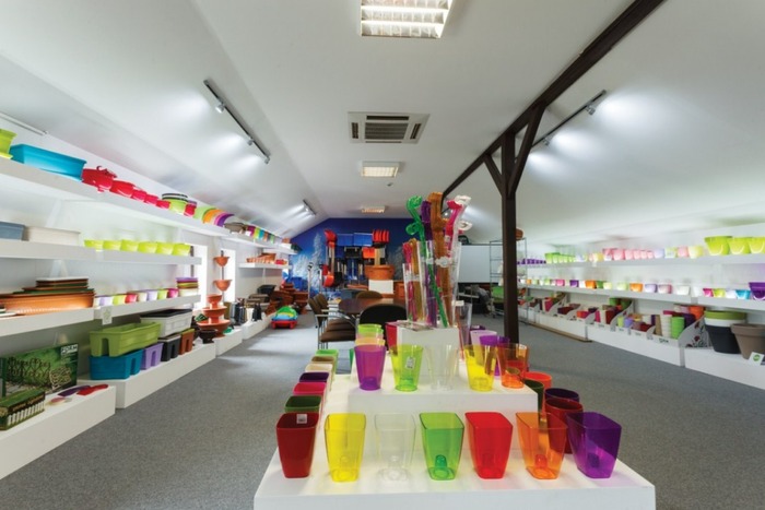 FORM PLASTIC - Виробництво пластикової продукції: горщиків для квітів, підставок та форм.