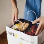 Pracownik zakładu produkującego pudełka na lunch Nice To Fit You