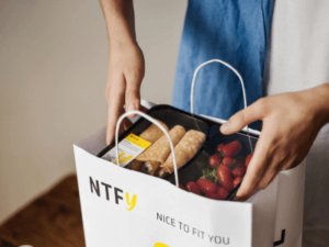 работник на производстве ланч-боксов Nice To Fit You