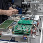 TRUMPF Huettinger работник на производстве электроники