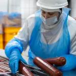 Koncove etapy przygotowania kiełbasy