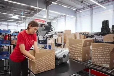 Pracownik magazynu LOXXESS w Czechach