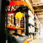 Pracownik UDT w magazynie kosmetyków