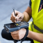 працівник складу одягу сканер