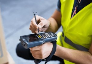 pracownik magazynu odzieżowego polska skaner