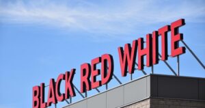 Працівник складу при комплектації товару MEBLE-BLACK RED WHITE