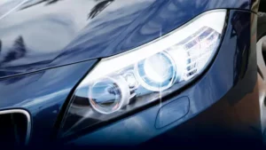 Pracownik produkcji żarówek LUMILEDS