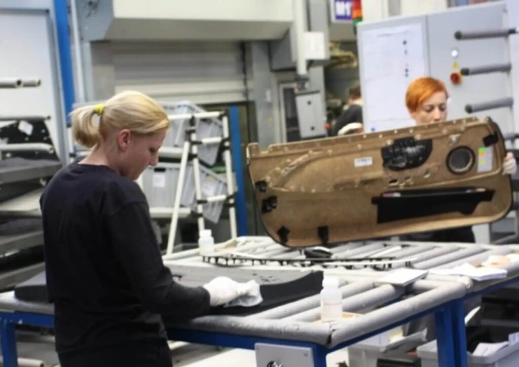 МЕГАТЕХ, производство мелких пластиковых элементов (обивка потолка, полки багажника, подлокотники)