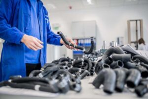 HUTCHINSON ZYWIEC 2 Работник автомобильного производства