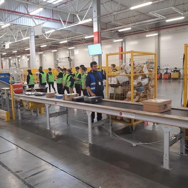 IN POST, pracownik pakowania, Ciemne