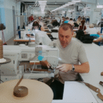 Pracownik w fabryce szycia sprzętu wojskowego w Ornecie