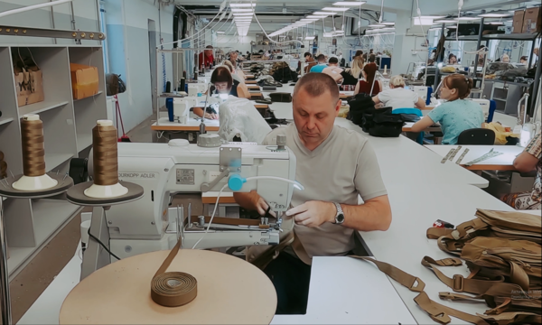 Pracownik w fabryce szycia sprzętu wojskowego w Ornecie
