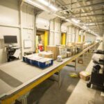 Pracownik magazynu pocztowego DPD Szczecin