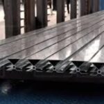  Operator prasy końcowej na prasie do produkcji profili