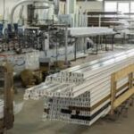 Pracownik produkcji profili okiennych REHAU