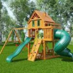 Pracownik produkcji huśtawek i domków na place zabaw APILA