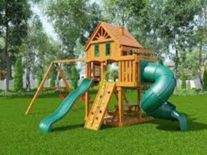 Pracownik produkcji huśtawek i domków na place zabaw APILA