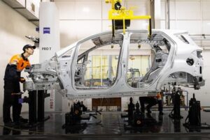 Pracownik w fabryce motoryzacyjnej (dział termoformowania)