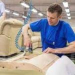 Тапицер на мебельной фабрике