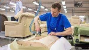 Тапицер на мебельной фабрике