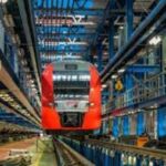 Monter spawacz w zakładzie montażu pociągów