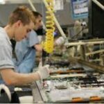 Pracownicy w fabryce elektroniki