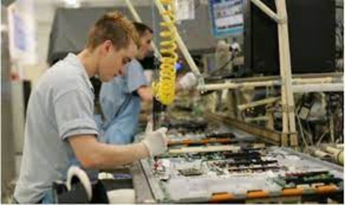 Pracownicy w fabryce elektroniki