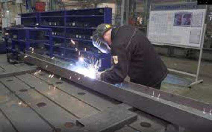 Сварщик Mag 135 на завод по сборке поездов