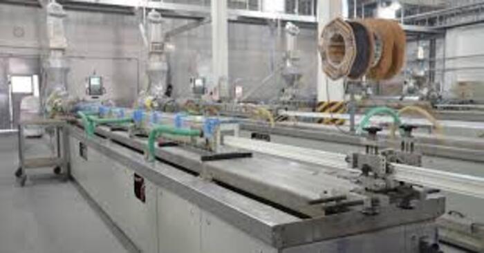 Operator maszyny do produkcji profili PVC