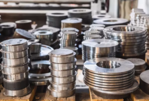 Operator maszyny HMT w zakładzie produkującym metalowe komponenty samochodowe